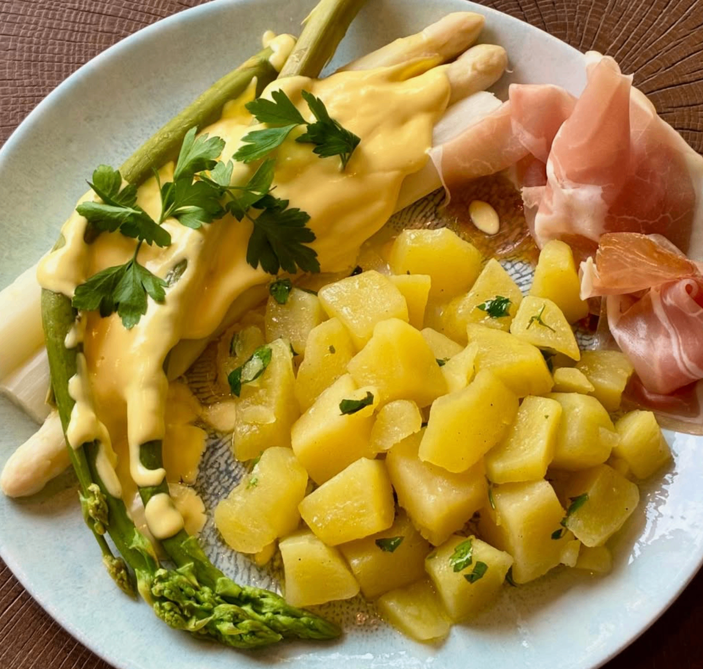 Spargel mit Sauce Hollandaise und Prosciutto