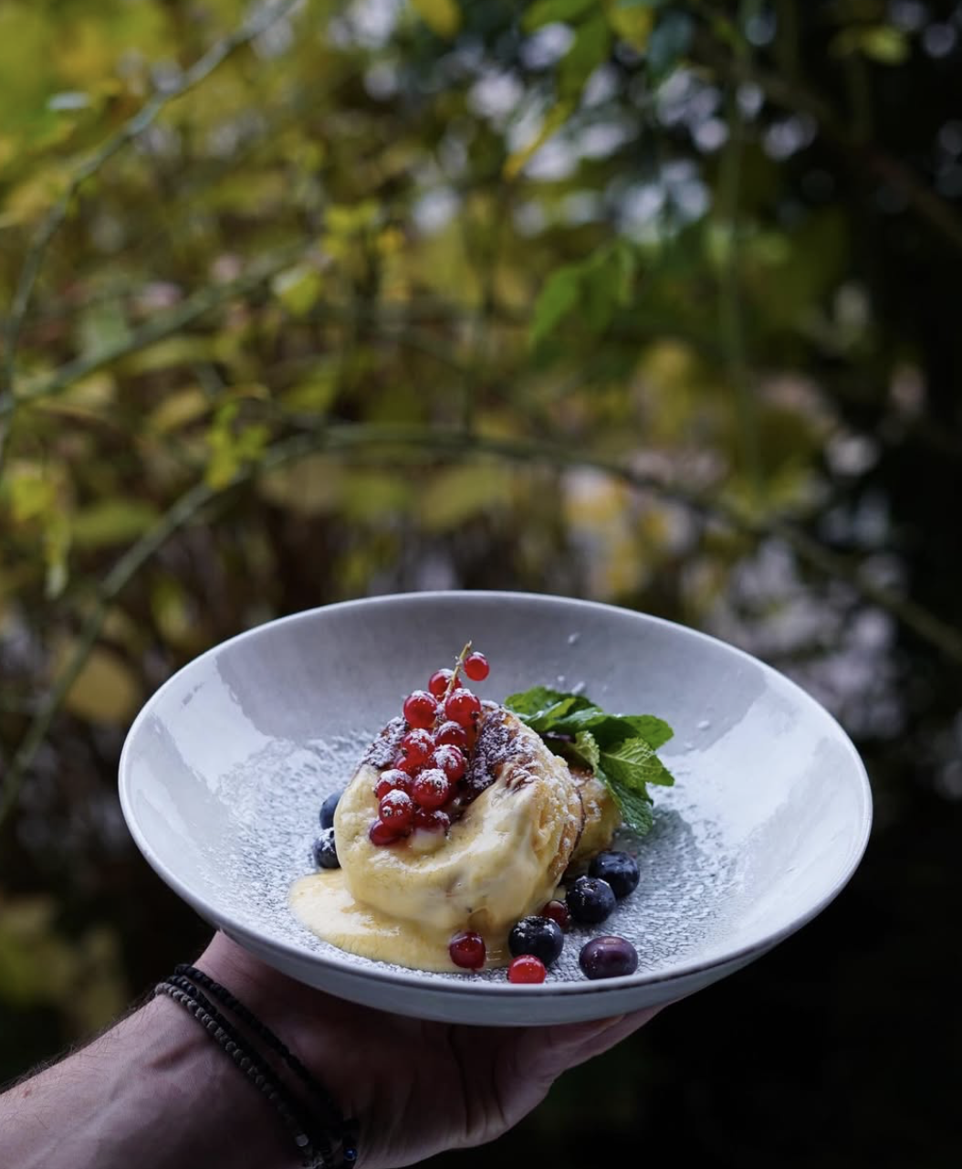 Apfelstrudel mit Beeren